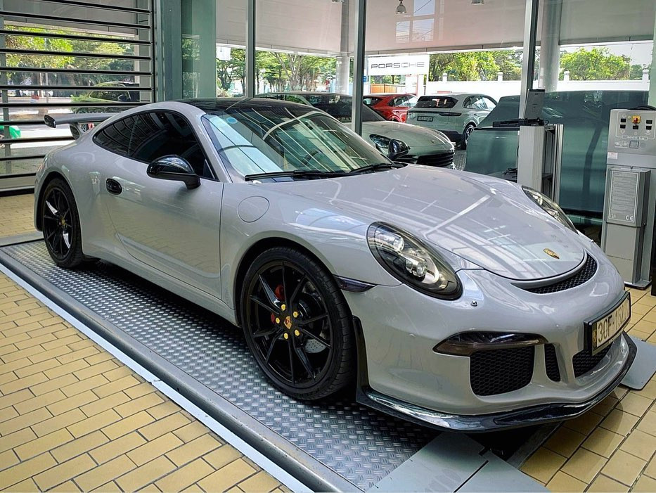 Chàng CEO giàu có vốn là một người đam mê xe sang nên không khó hiểu khi anh tiếp tục "tậu" thêm cho mình xế hộp mới.