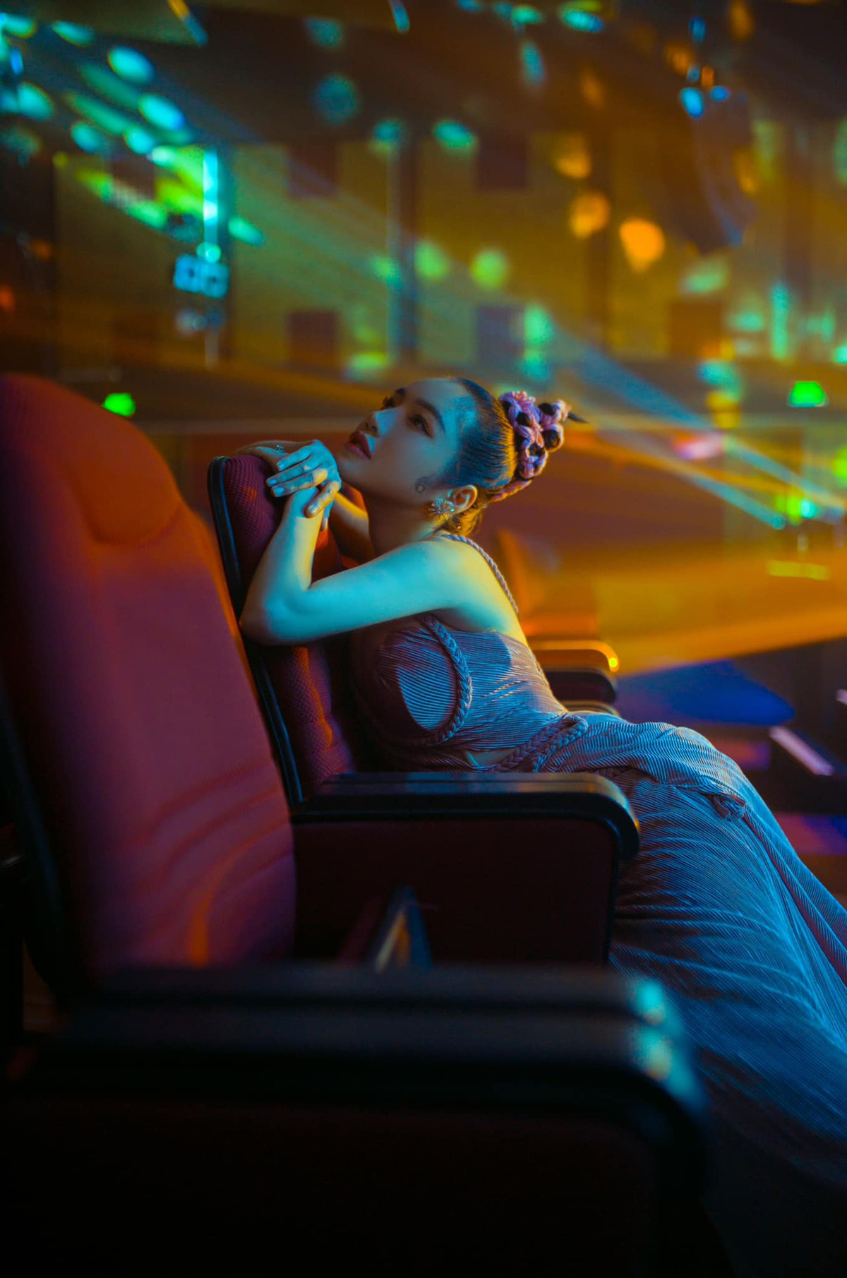 Mới đây, Elly Trần đã gây ấn tượng khi hóa thân thành Nữ thần rắn, lấy cảm hứng từ bộ phim truyền hình Thái Lan khi cô tham gia sự kiện với vai trò là MC.