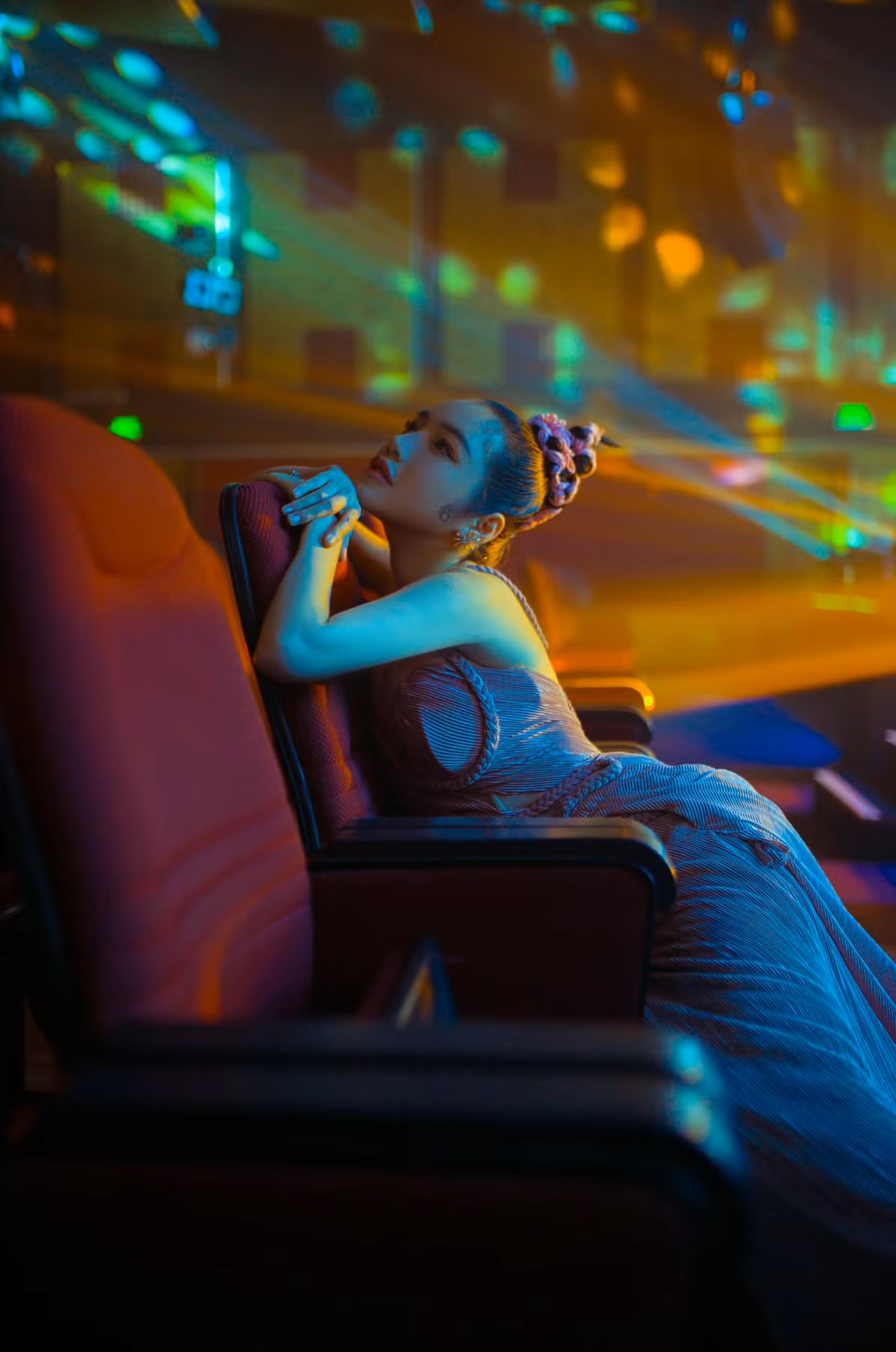 Mới đây, Elly Trần đã gây ấn tượng khi hóa thân thành Nữ thần rắn, lấy cảm hứng từ bộ phim truyền hình Thái Lan khi cô tham gia sự kiện với vai trò là MC.