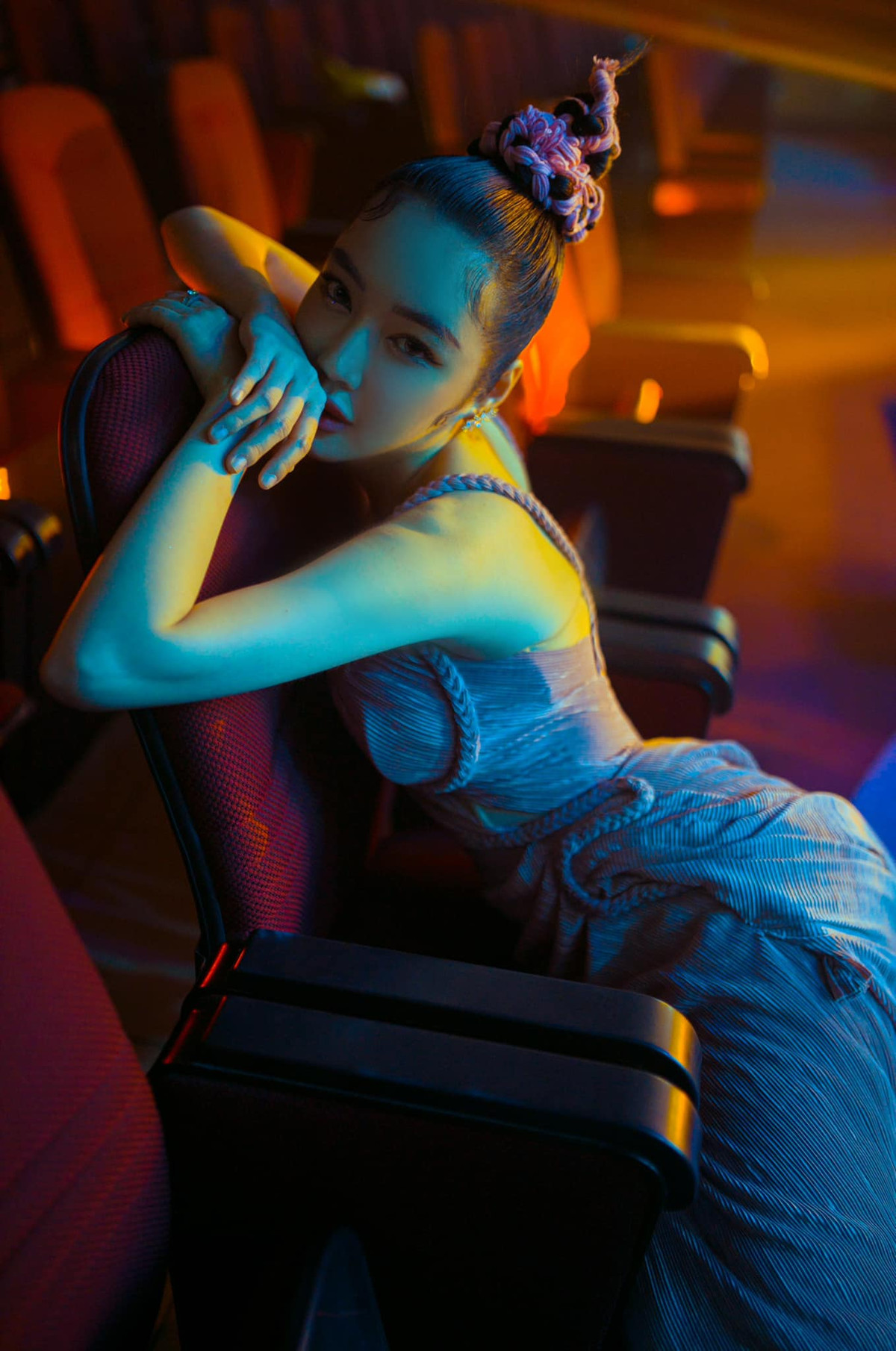 Người đẹp đã lựa chọn chiếc váy với phần trên ôm sát cơ thể, tóc búi cao, để lộ vòng 1 căng tràn vô cùng gợi cảm.