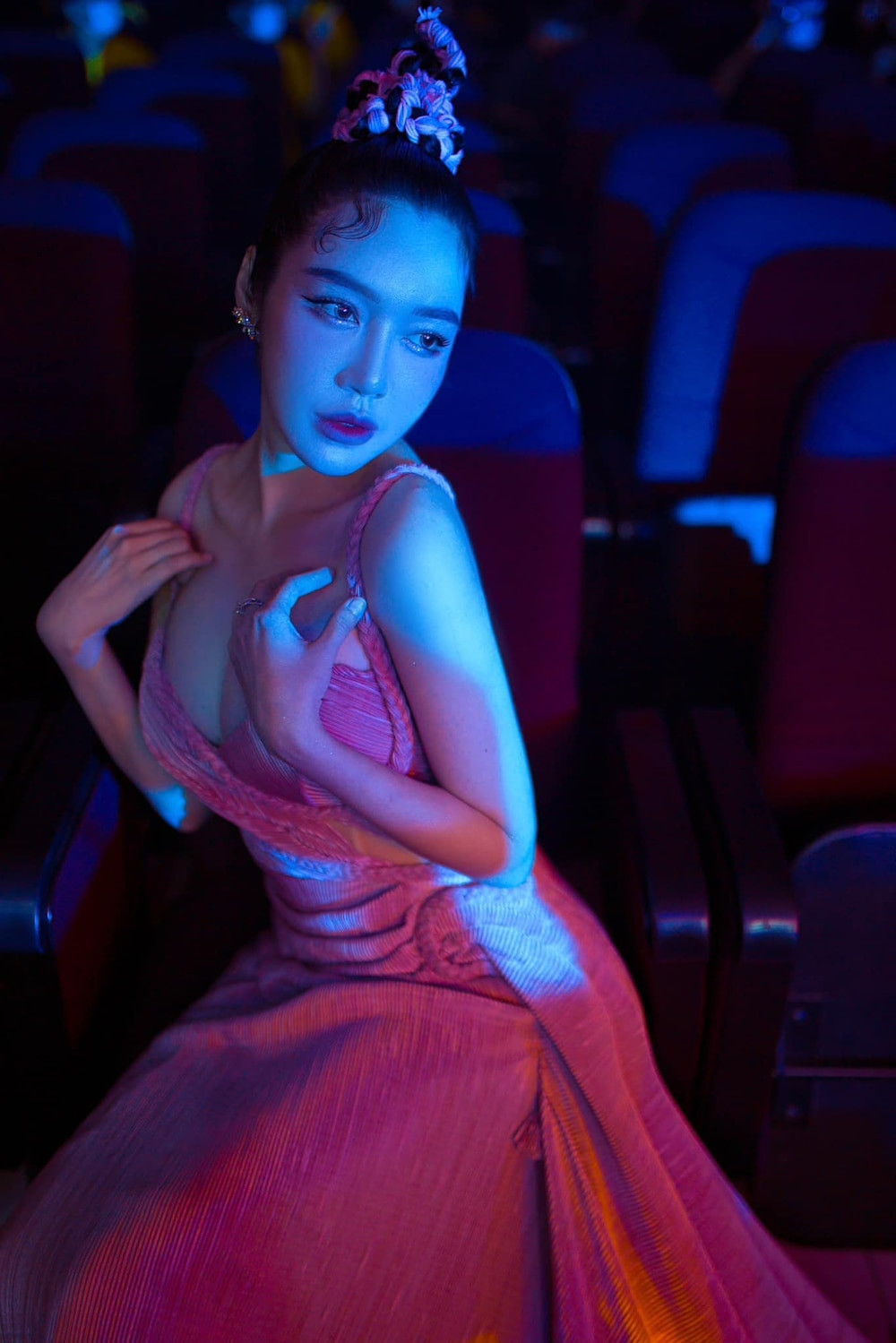 Sau khi những hình ảnh mới này được chia sẻ, bên cạnh những lời khen ngợi, có không ít cư dân mạng cho biết họ khó lòng nhận ra Elly Trần nếu như không nhờ vào vòng 1 của cô nàng.