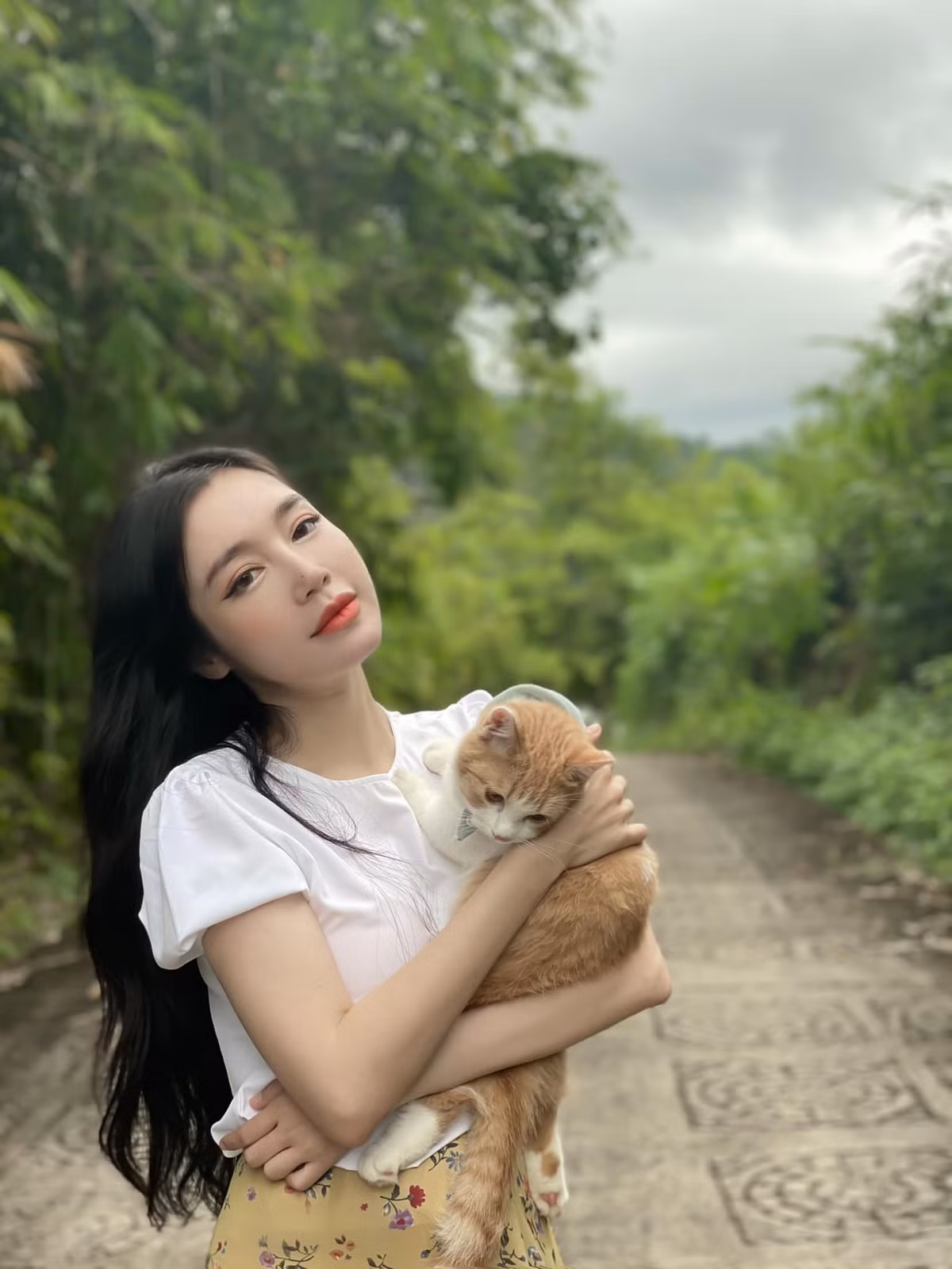  Elly Trần là một trong những hot girl đời đầu của thế hệ trẻ Việt Nam, tính đến nay bà mẹ 2 con này đã có ngót nghét 10 năm tuổi đời trong làng giải trí.