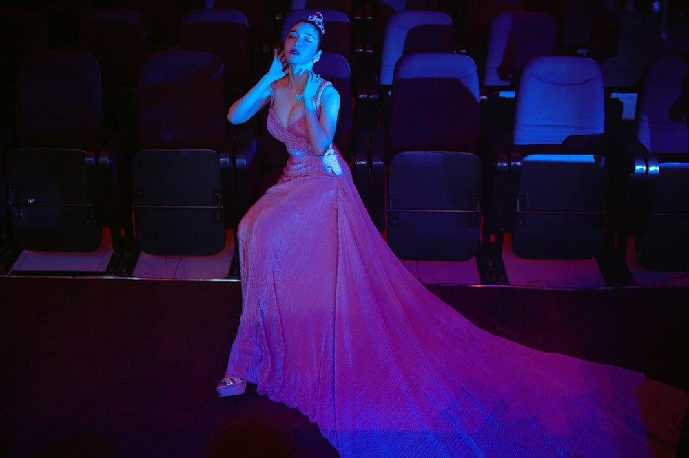 So với trước đây, những hình ảnh hiện tại của Elly Trần có phần khác lạ, một phần do cách trang điểm, cũng có thể người đẹp đã can thiệp thêm vào thẩm mỹ nên khuôn mặt có sự thay đổi.