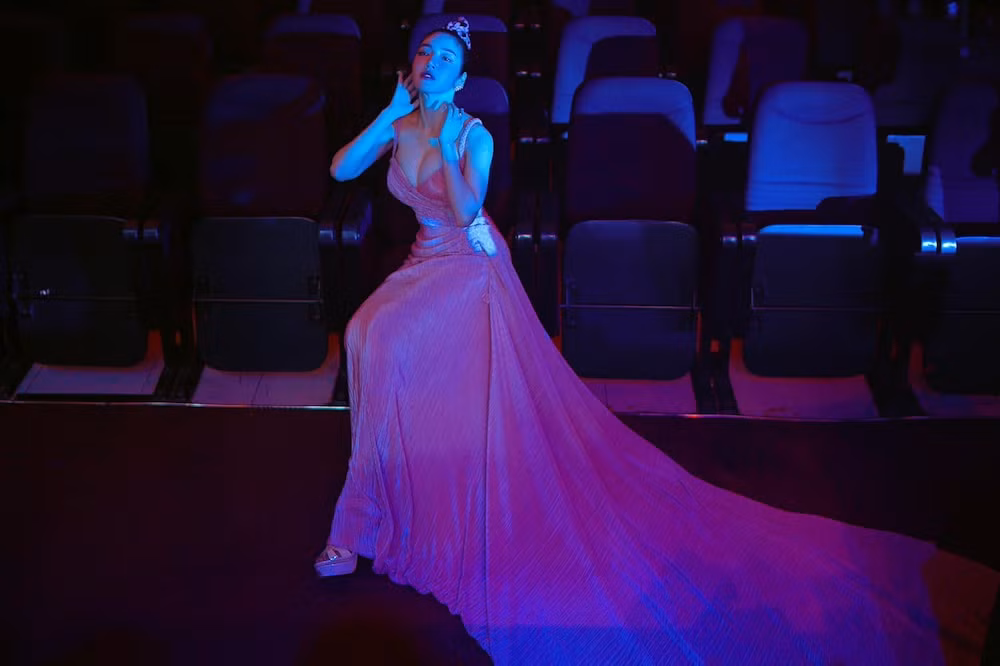 So với trước đây, những hình ảnh hiện tại của Elly Trần có phần khác lạ, một phần do cách trang điểm, cũng có thể người đẹp đã can thiệp thêm vào thẩm mỹ nên khuôn mặt có sự thay đổi.