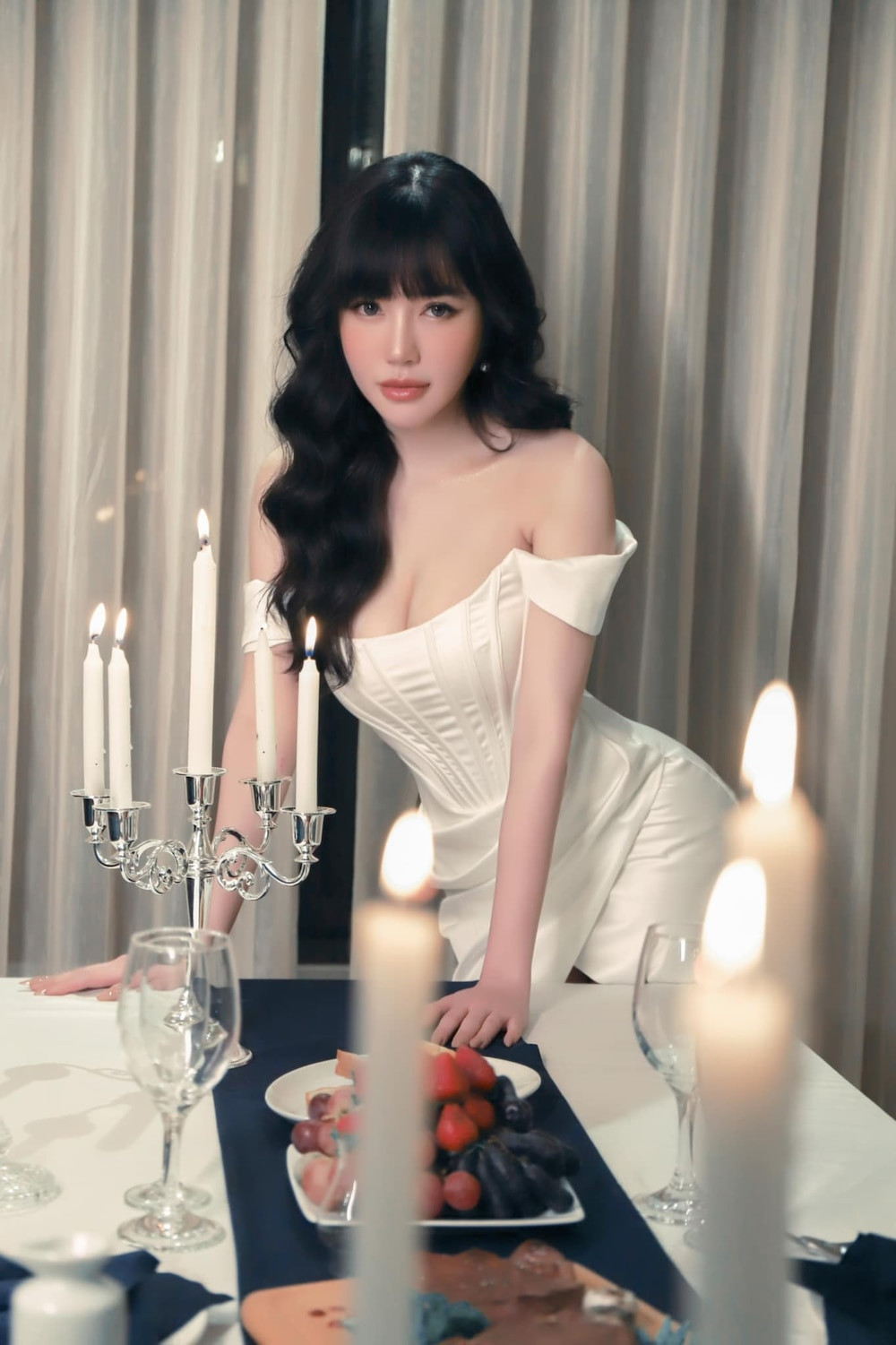 Dù vậy, không ít người cho rằng Elly Trần ăn mặc quá phản cảm và nhức mắt.