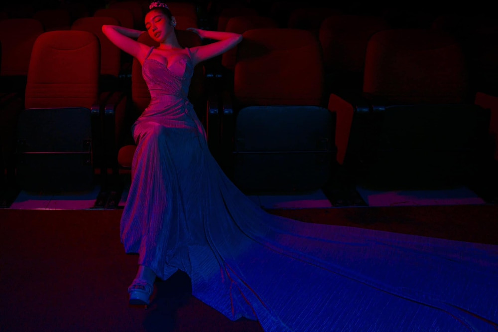 Quả thật, dù là mẹ hai con nhưng Elly Trần chưa bao giờ khiến người ta thôi hết chú ý về vóc dáng của mình.