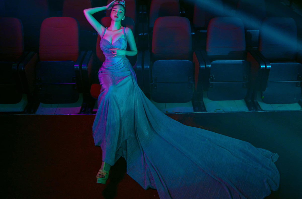 Elly Trần thu hút sự chú ý của đông đảo mọi người khi xuất hiện với phong cách này tại sự kiện mới đây.