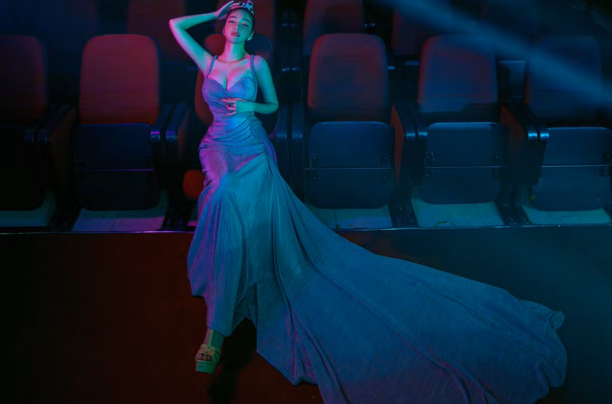 Elly Trần thu hút sự chú ý của đông đảo mọi người khi xuất hiện với phong cách này tại sự kiện mới đây.