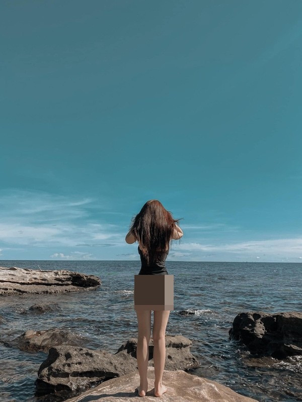 Thân hình quyến rũ của Linh Ka trong hình nhận được nhiều lời khen ngợi.