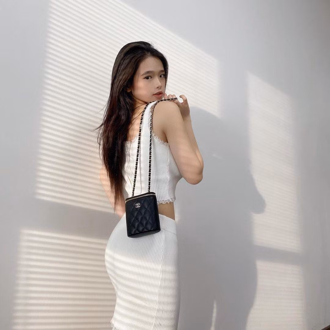 Từ khi Nam tiến, Linh Ka có cuộc sống sang chảnh. Cô nàng thường xuyên khoe hình trong những chuyến du lịch ra biển với trang phục táo bạo.