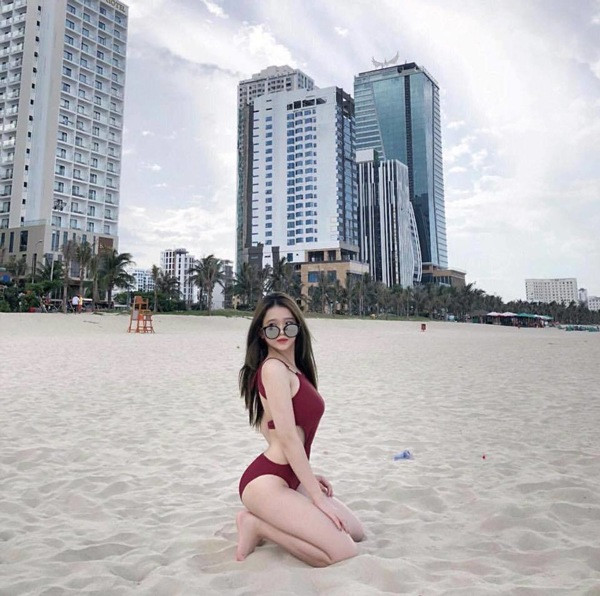 Hot girl có thân hình mảnh mai nhưng vòng nào ra vòng nấy. Những bộ bikini giúp tôn lên vòng một và bụng phẳng lỳ thon gọn, không mỡ thừa của Linh Ka.