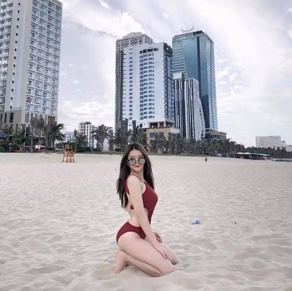 Hot girl có thân hình mảnh mai nhưng vòng nào ra vòng nấy. Những bộ bikini giúp tôn lên vòng một và bụng phẳng lỳ thon gọn, không mỡ thừa của Linh Ka.