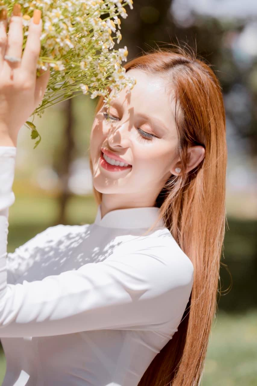 Không chỉ sở hữu gương mặt đẹp, trong trẻo, sắc vóc của Tường Vi cũng rất hoàn hảo. Ảnh: Facebook nhân vật