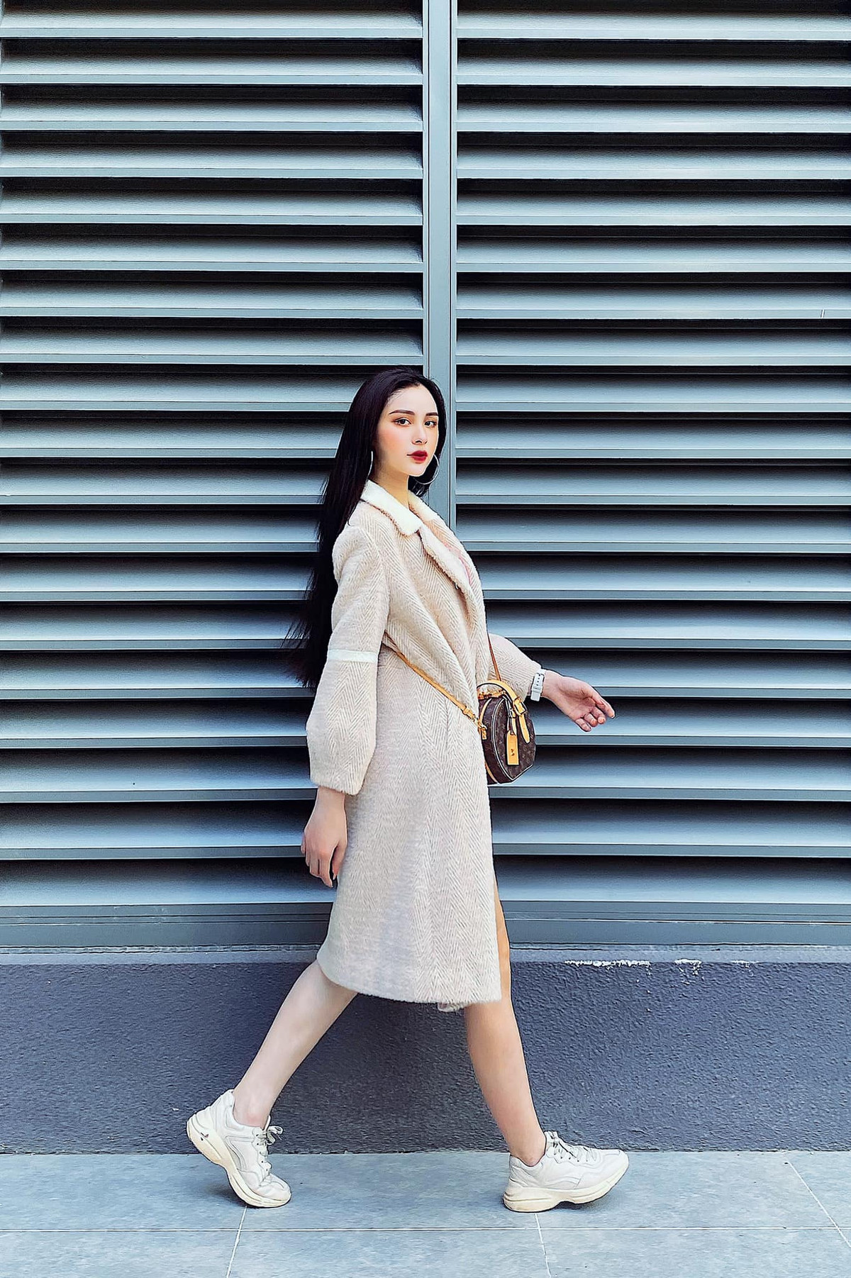 Hiện tại, cô đã thực sự sống trong hình hài bản thân ao ước, được làm đẹp, được xúng xính trong những chiếc váy điệu đà.