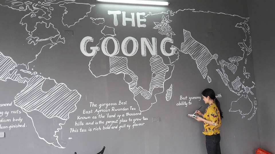 Dù đã lập gia đình và làm mẹ nhưng cô gái xứ Thanh vẫn trẻ trung và xinh đẹp như ngày nào. Sau 6 năm, công việc hiện tại của Hồng Liên cũng có nhiều thay đổi.