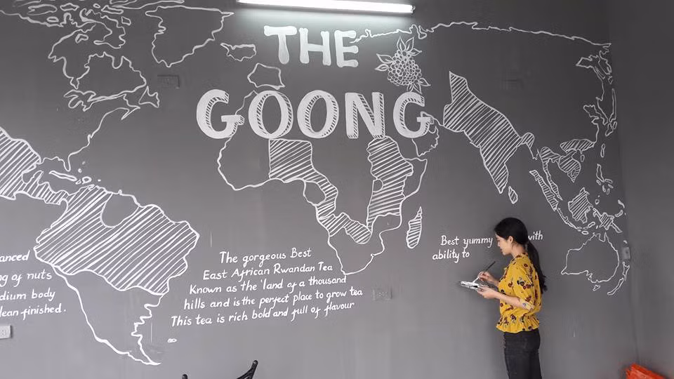 Dù đã lập gia đình và làm mẹ nhưng cô gái xứ Thanh vẫn trẻ trung và xinh đẹp như ngày nào. Sau 6 năm, công việc hiện tại của Hồng Liên cũng có nhiều thay đổi.