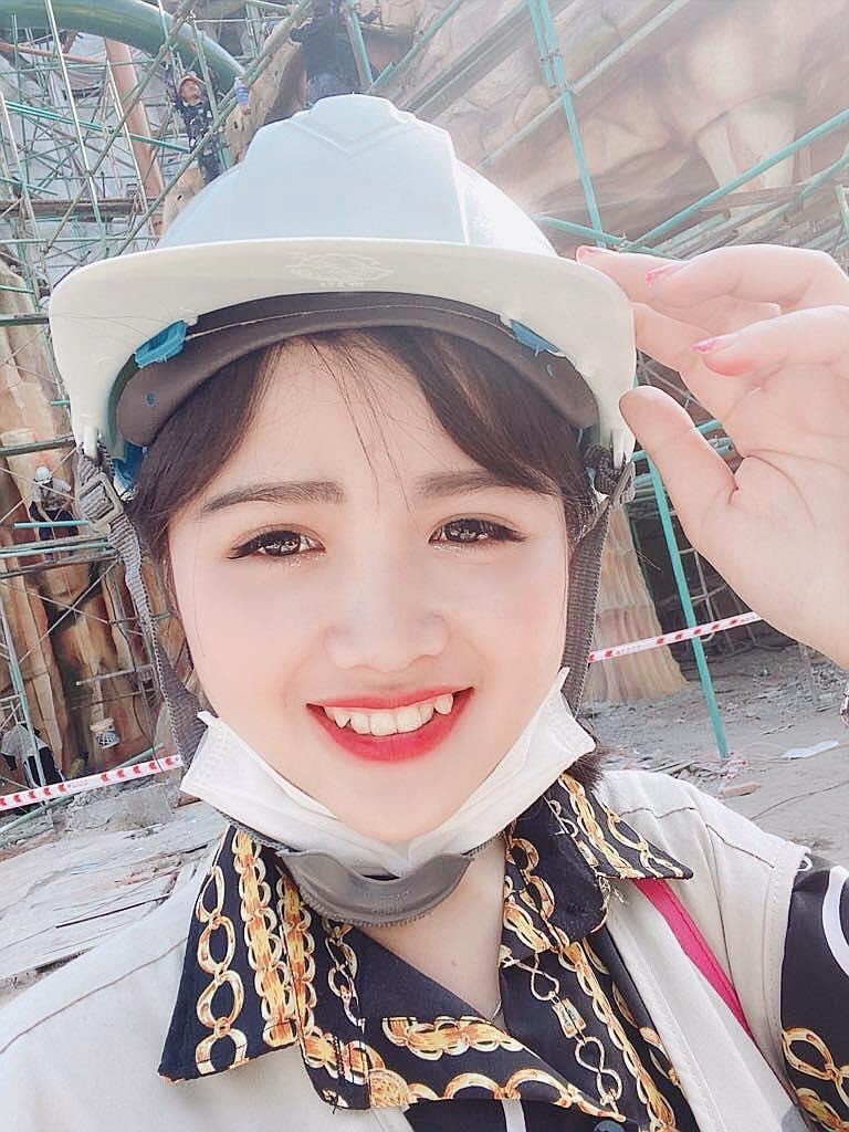 “Hot girl bán thịt lợn” thuở nào vốn học chuyên ngành về mỹ thuật đã tự mình học hỏi thêm kinh nghiệm và dần thành lập công ty chuyên về điêu khắc, hội hoạ, làm tranh tường, thiết kế kiến trúc cảnh quan,...