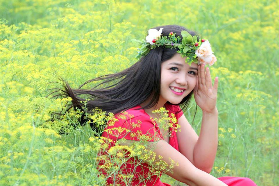 Thời điểm mới tạo ra một cơn sốt trên mạng xã hội, Hồng Liên đã tốt nghiệp trường ĐH Sư phạm Nghệ thuật Trung ương. Công việc chính của của Liên khi ấy là làm văn phòng, khi rảnh rỗi cô mới đi phụ mẹ bán thịt lợn.