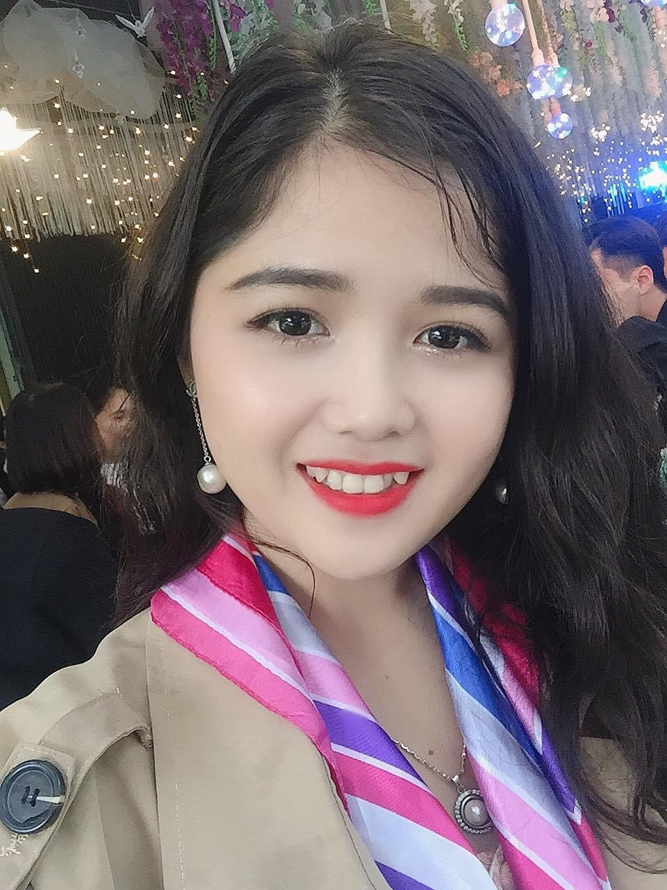 Sau hơn 1 năm yêu nhau trước khi tiến tới hôn nhân, Hồng Liên và người chồng hiện tại đã đón "niềm vui nhân đôi" là một bé trai kháu khỉnh.