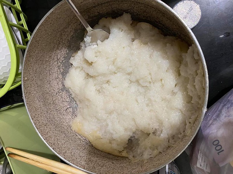 Nấu cơm lại cho ra món cháo như thế này thì quả thực là "cạn lời". Ảnh: Internet