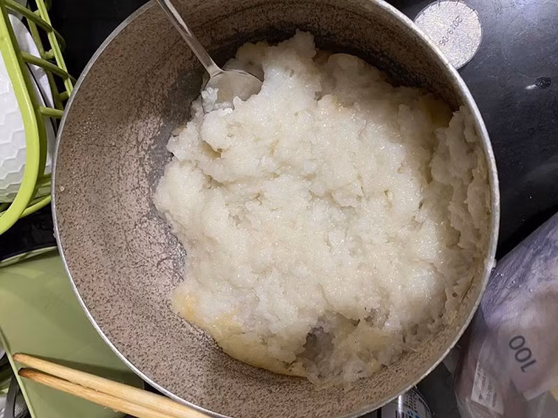 Nấu cơm lại cho ra món cháo như thế này thì quả thực là "cạn lời". Ảnh: Internet