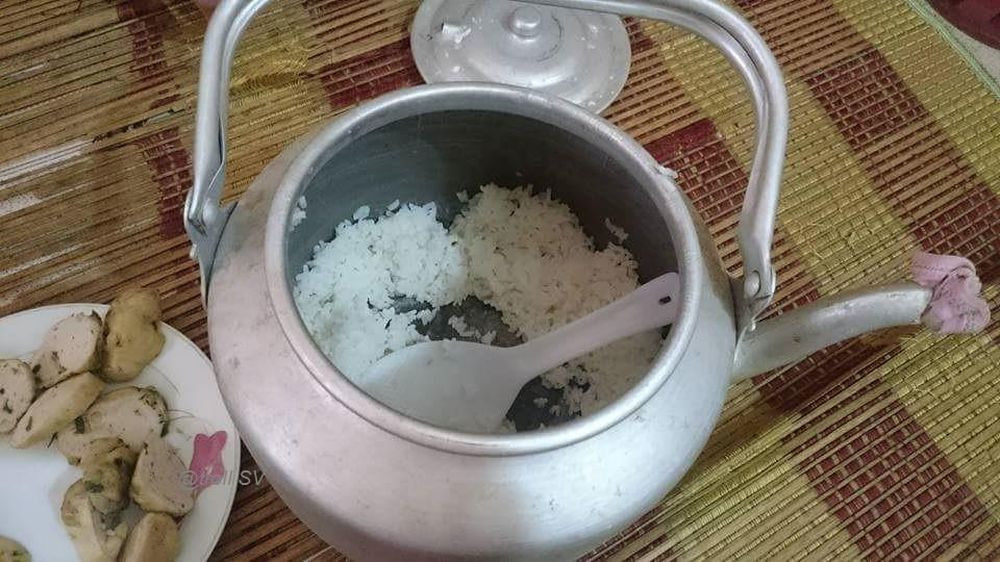 Sử dụng ấm để nấu cơm theo kiểu tiện đâu dùng đó như thế này thì đúng chuẩn là truyền nhân của hội ghét bếp.