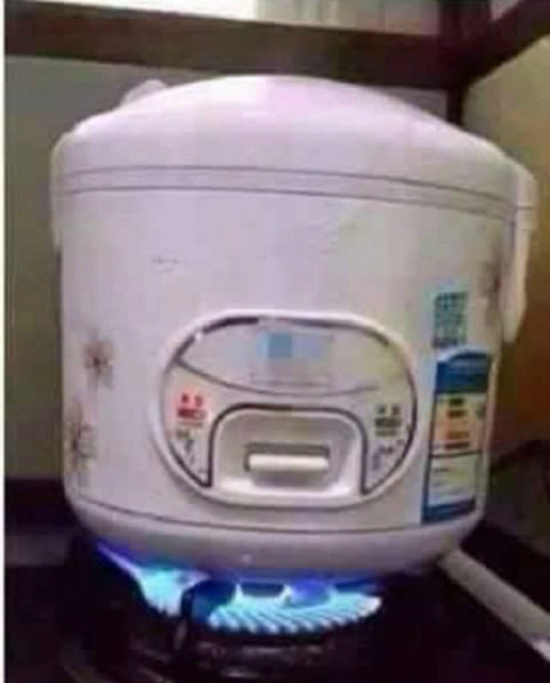 Mẹ bảo nhà mất điện, nấu cơm tạm bằng bếp gas đi con.