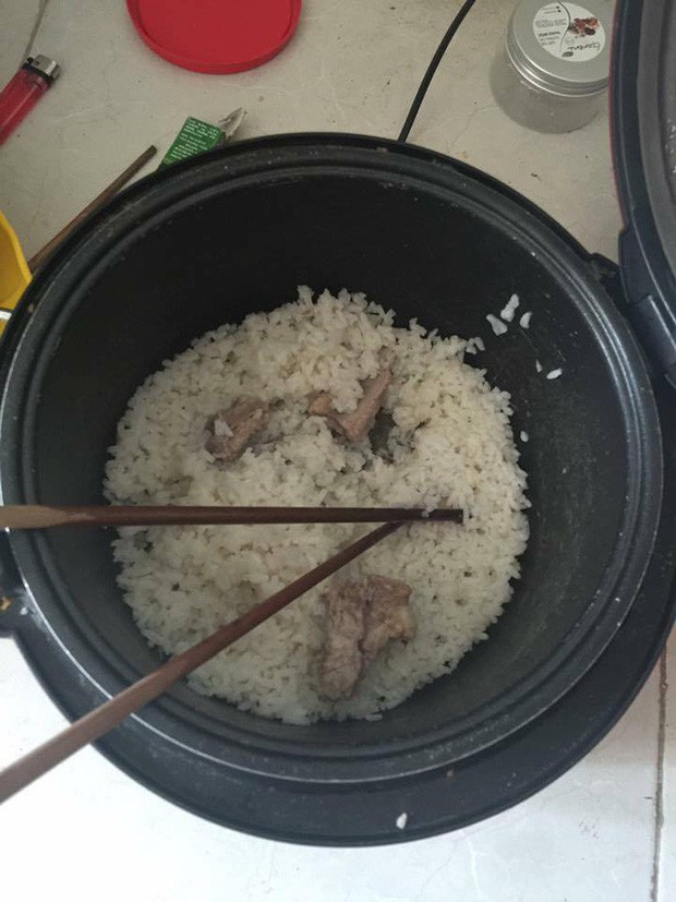 Thảm họa nấu nướng là khi bạn muốn làm món cháo sườn nhưng đổ nước chưa đủ, thành phẩm lại cho ra cơm nát như thế này.