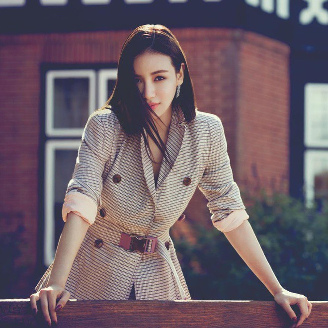 Bước qua cuộc hôn nhân thất bại, Kim Lim hiện là bà mẹ đơn thân dành hết tình yêu thương cho con trai. Tiểu thư 29 tuổi nói rằng con chính là người mang lại ý nghĩa cho cuộc sống và sự nghiệp của mình.