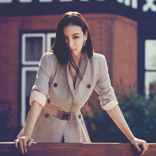 Bước qua cuộc hôn nhân thất bại, Kim Lim hiện là bà mẹ đơn thân dành hết tình yêu thương cho con trai. Tiểu thư 29 tuổi nói rằng con chính là người mang lại ý nghĩa cho cuộc sống và sự nghiệp của mình.