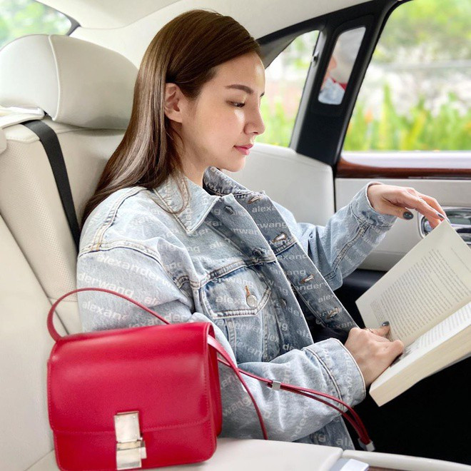 Với sức ảnh hưởng trên mạng xã hội và lợi thế về hình thể, làn da nên cô tích cực quảng bá cho thương hiệu làm đẹp của mình.