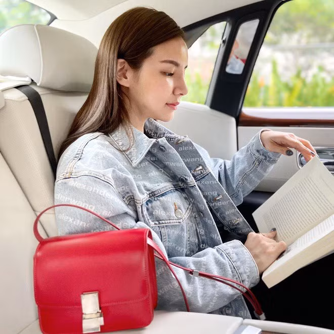 Với sức ảnh hưởng trên mạng xã hội và lợi thế về hình thể, làn da nên cô tích cực quảng bá cho thương hiệu làm đẹp của mình.