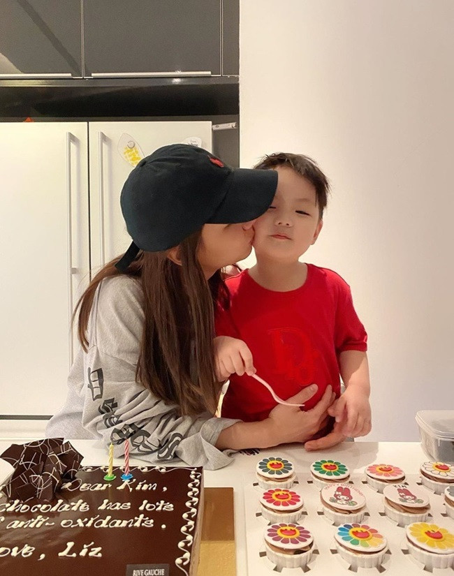 Thời gian qua đi, bên cạnh cuộc sống ngày càng tốt hơn bên cạnh con trai, cô gái nổi tiếng Kim Lim còn có cú ''lột xác'' hoàn hảo từ ngoại hình cho đến sự nghiệp kinh doanh của mình.