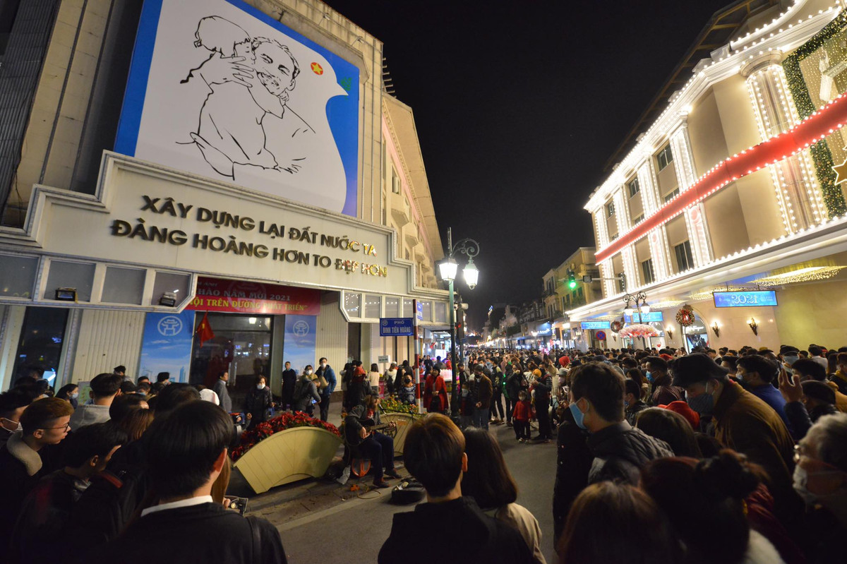 Hoà cùng với không khí đón năm mới, hàng vạn người dân Hà Nội đã đổ về các tuyến phố trung tâm chờ đón khoảnh khắc giao thừa.