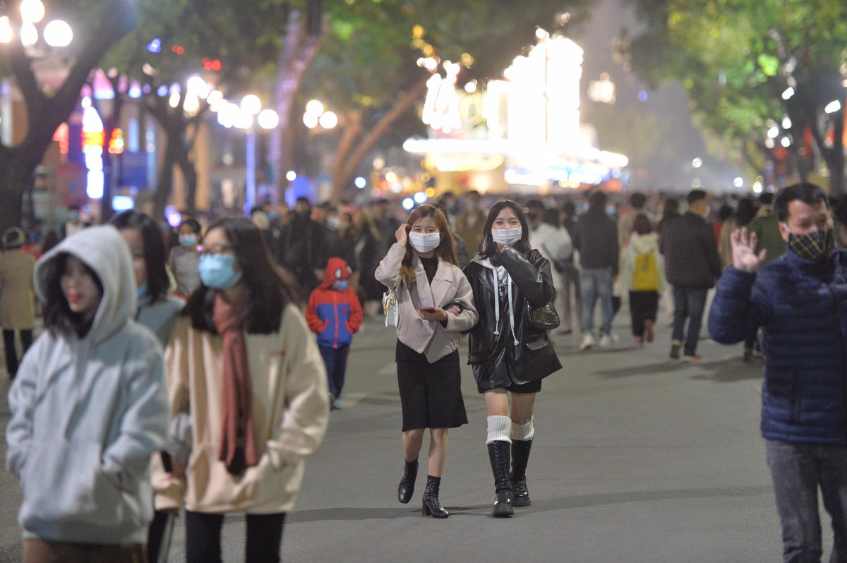 Càng gần về đến khoảnh khắc 0h, dòng người càng đông hơn.