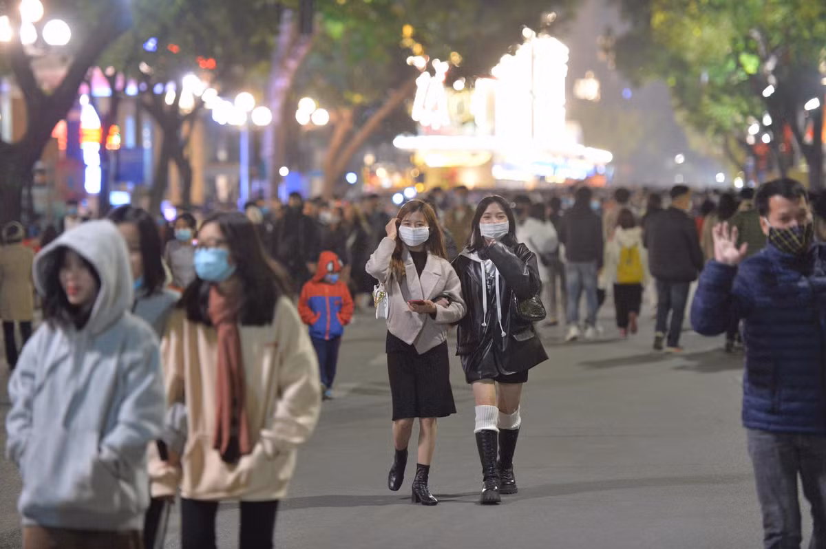 Càng gần về đến khoảnh khắc 0h, dòng người càng đông hơn.