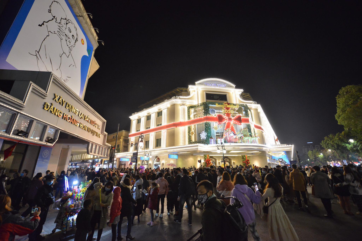 Hàng vạn người Thủ đô đã đổ về các tuyến phố trung tâm, các điểm bắn pháo hoa tầm cao, tầm thấp để chờ đón khoảnh khắc chuyển giao năm cũ và năm mới.