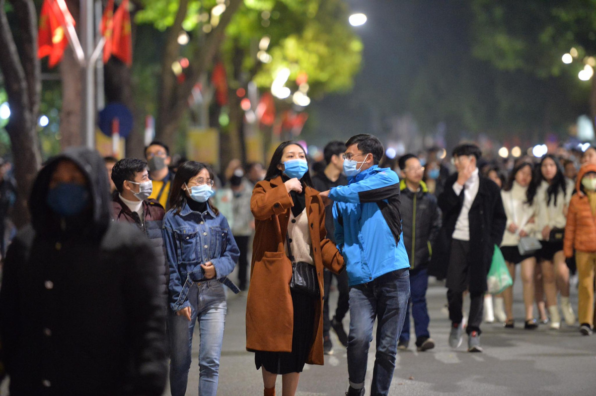 Khu vực phố đi bộ càng đến gần thời khắc countdown càng trở nên cực kỳ nhộn nhịp. Trong đó, cảnh tượng quen thuộc nhất có lẽ vẫn là những màn… "cẩu lương" của các cặp đôi.