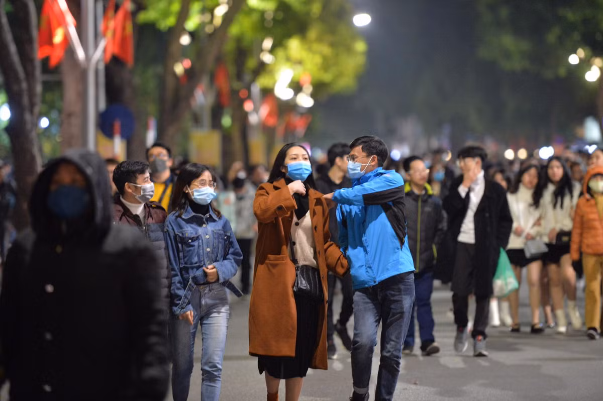 Khu vực phố đi bộ càng đến gần thời khắc countdown càng trở nên cực kỳ nhộn nhịp. Trong đó, cảnh tượng quen thuộc nhất có lẽ vẫn là những màn… "cẩu lương" của các cặp đôi.