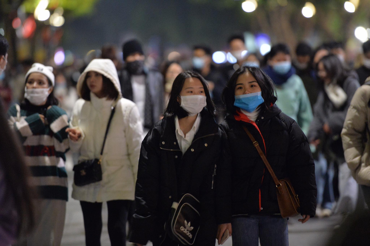 Thực hiện chỉ đạo phòng chống dịch, người dân bước vào khu vực phố đi bộ Hoàn Kiếm được yêu cầu đeo khẩu trang đầy đủ. Nhiều trai xinh gái đẹp đã nhanh chóng quy tụ về đây để chờ đón khoảnh khắc chào đón năm mới.