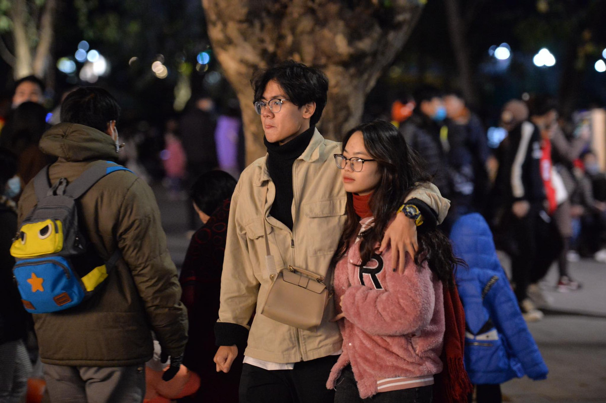 Ai cũng tươi vui chờ đón khoảnh khắc năm mới đang tới gần.