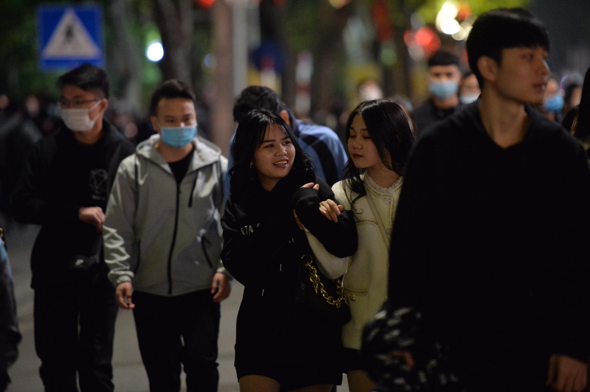 Cứ dịp lễ nào cũng vậy, phố đi bộ Hồ Gươm luôn là điểm dừng chân hot bậc nhất để giới trẻ thành phố tụ họp, dạo chơi và ăn uống. Trước thời khắc Countdown đón chào năm mới 2021, tại đây đã vô cùng đông đúc và nhộn nhịp mà phần lớn là các bạn trẻ Hà thành.