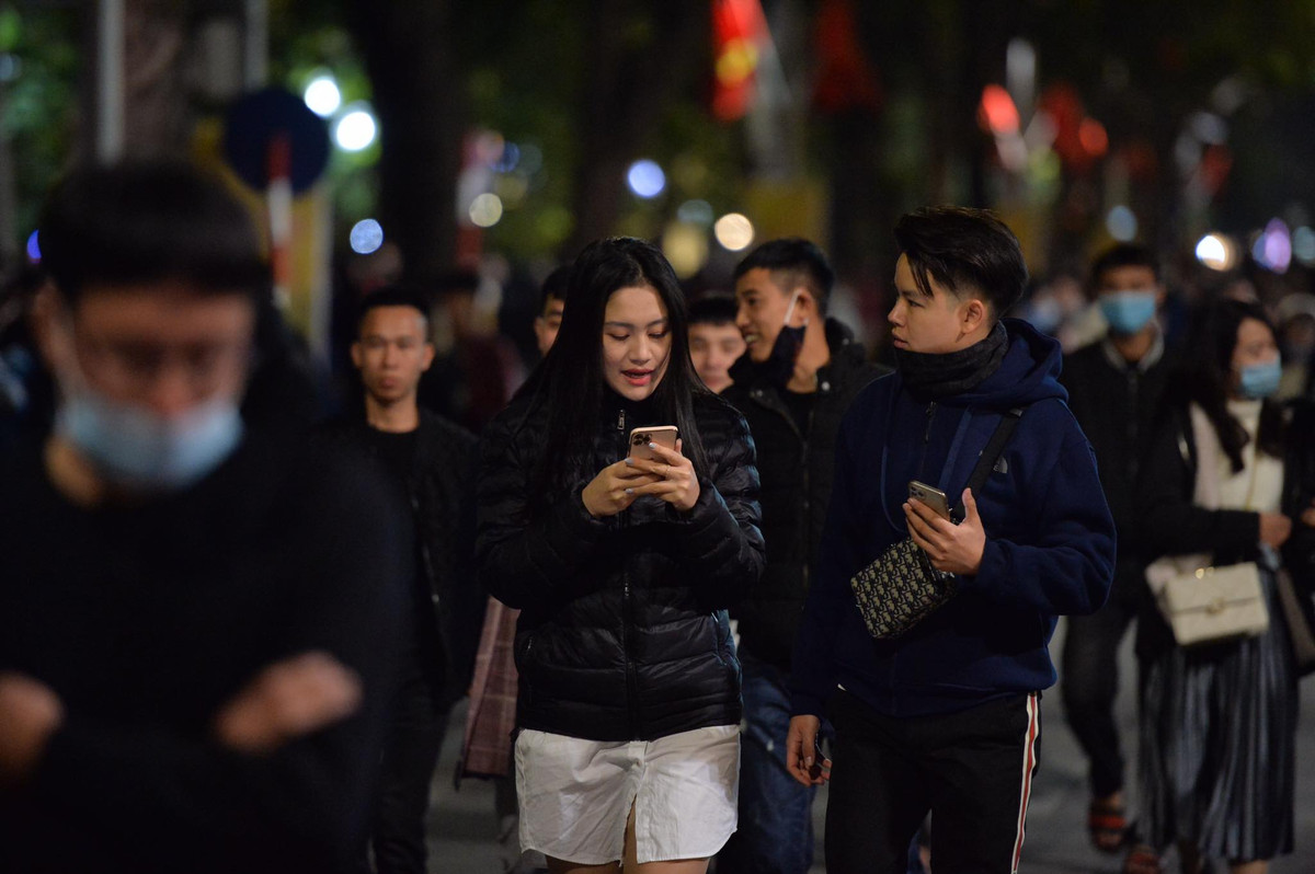 Các cặp đôi sánh bước cùng nhau trước thềm năm mới.