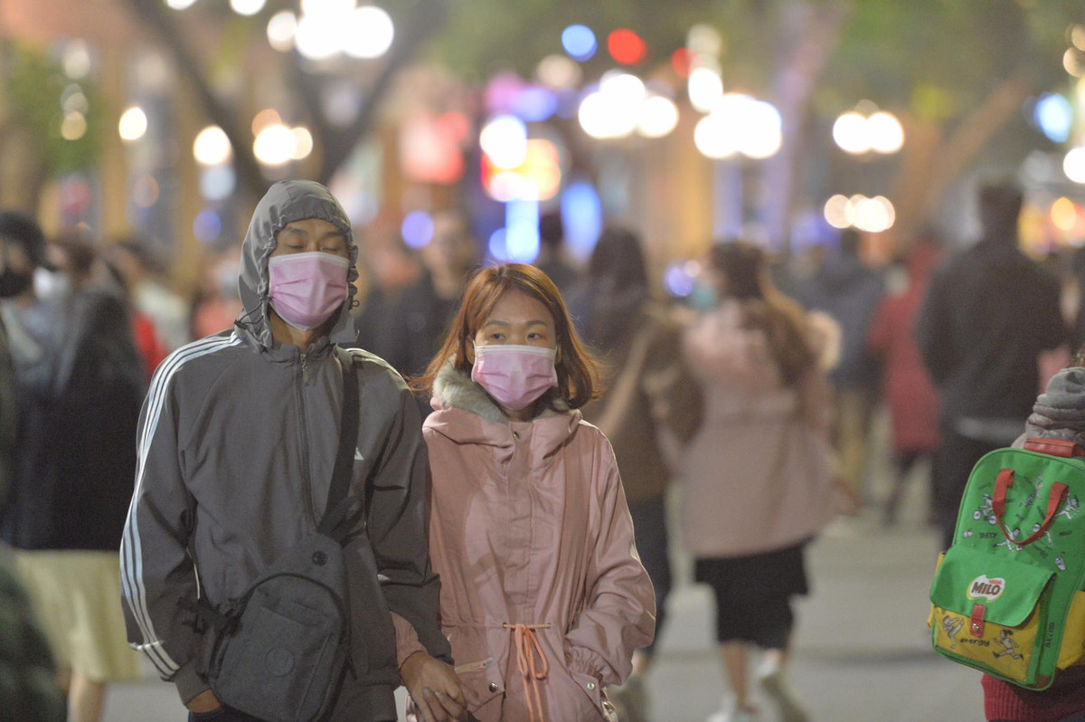 Không chỉ vì đông đúc, chen lấn mà những màn "cẩu lương" của các cặp yêu nhau thực sự có thể khiến dân FA "khóc ròng".