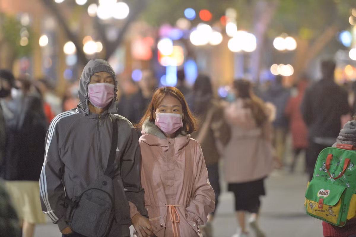 Không chỉ vì đông đúc, chen lấn mà những màn "cẩu lương" của các cặp yêu nhau thực sự có thể khiến dân FA "khóc ròng".