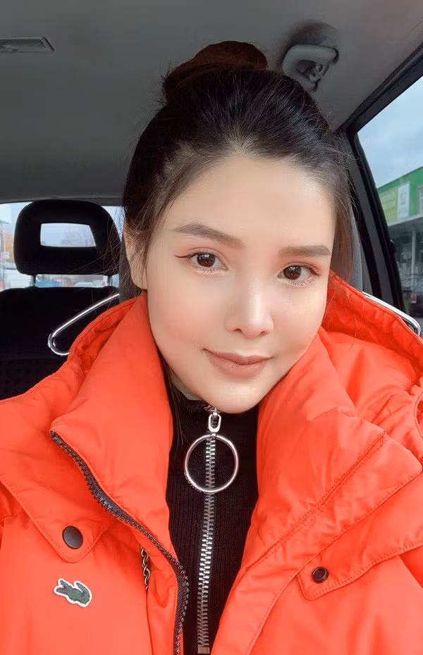 Tuy nhiên, sau khi sinh em bé, nhan sắc của Kỳ Hân ngày càng mặn mà, vóc dáng cũng khá gọn gàng.