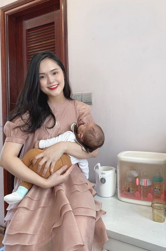 Quỳnh Anh trở về vóc dáng thon gọn sau khi sinh khiến nhiều người ngỡ ngàng.