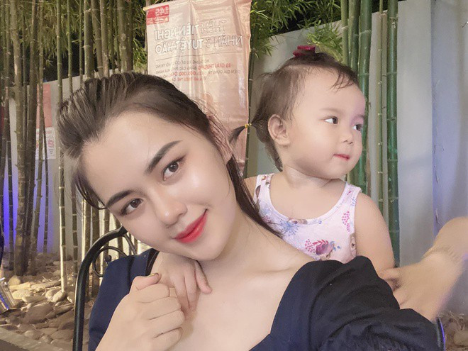 Dương Thùy Phương (sinh năm 1995) - bà xã cầu thủ Quế Ngọc Hải thường xuyên nhận được lời khen về nhan sắc. Trước đây, cô từng giành giải Hoa khôi Đại học Vinh. Cách đây hơn một năm, Thùy Phương hạ sinh bé gái đầu lòng, đặt tên ở nhà là Sunny.