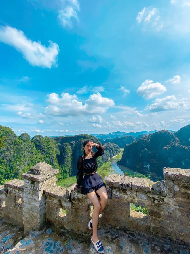 Đến với "vạn lý trường thành phiên bản Việt" vào những ngày đông, du khách vẫn thỏa sức ngắm trọn vẹn khu Tam Cốc vào những ngày đông với một khung cảnh nên thơ, hữu tình.