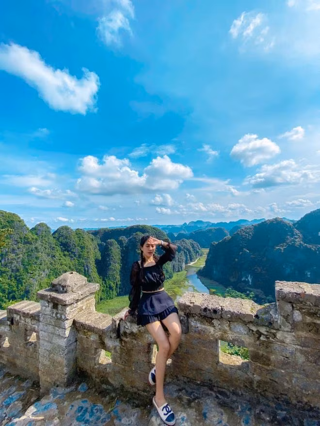 Đến với "vạn lý trường thành phiên bản Việt" vào những ngày đông, du khách vẫn thỏa sức ngắm trọn vẹn khu Tam Cốc vào những ngày đông với một khung cảnh nên thơ, hữu tình.